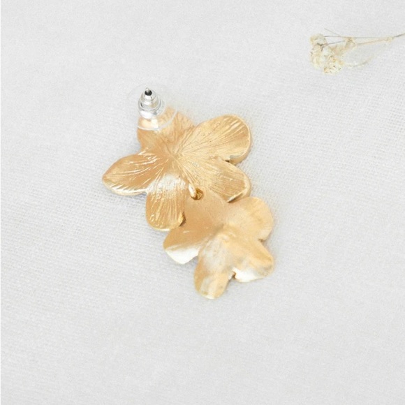 NWT Petal + Pup ‘Alexa Flower Earrings’ in Gold - Picture 6 of 10